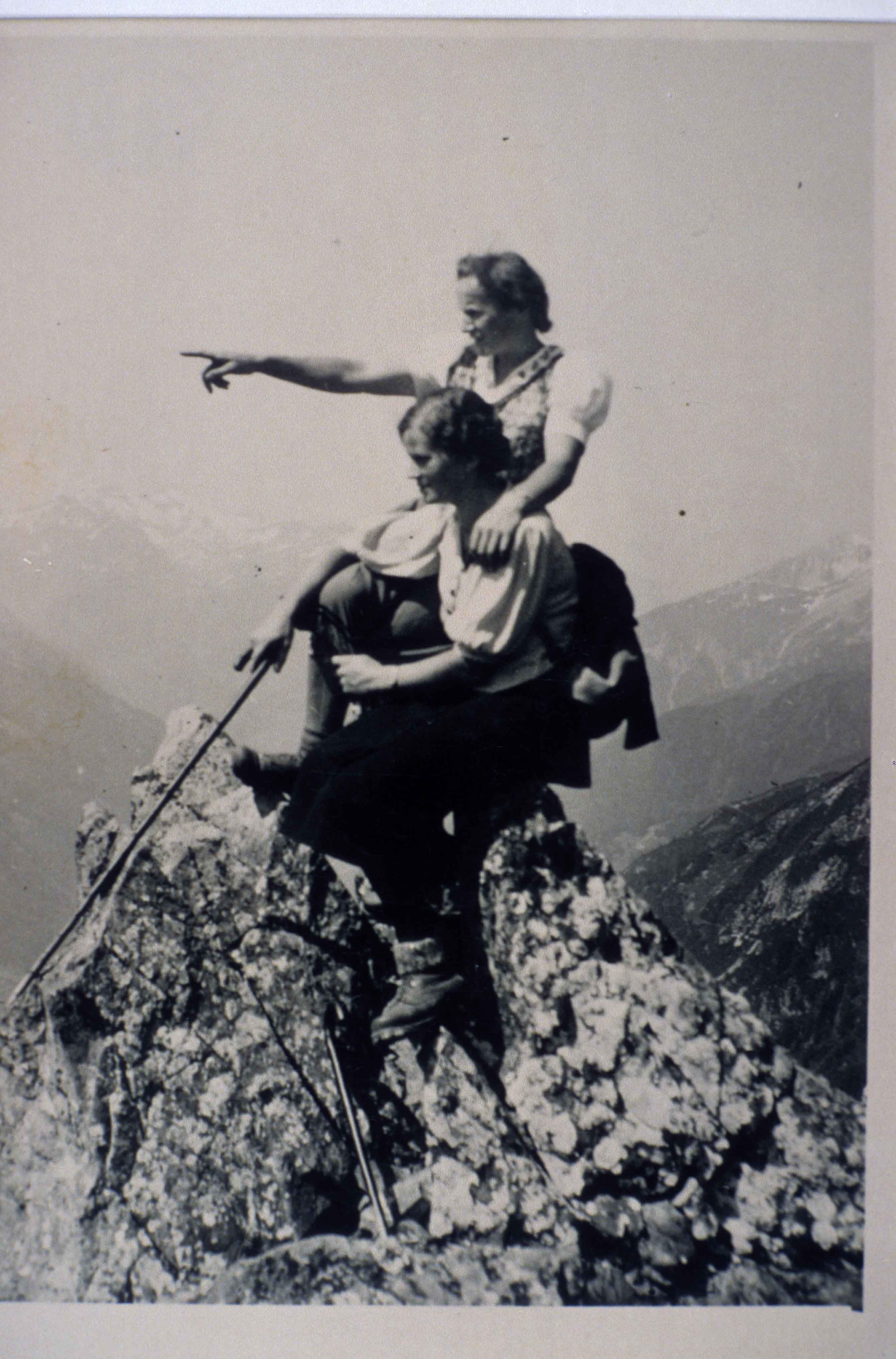 Abbildung Frau Codemo mit Freundin  1940 Flirsch